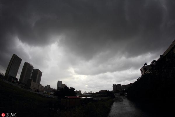 A community center offered free computer classes for seniors to help them use smartphones and tablets