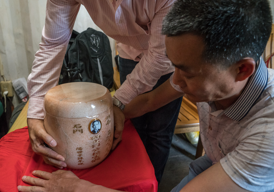 Ambulance service offers free CPR training