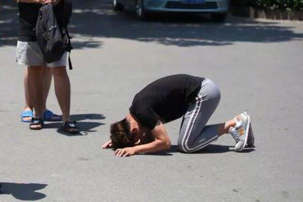 A community organized a 5K run to raise money for a local animal rescue shelter