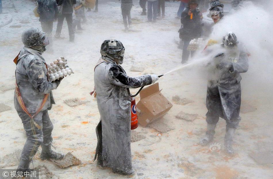 A fire department taught residents how to use fire extinguishers in a hands-on workshop