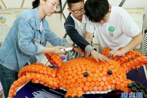 Chemists create natural cleaning products using vinegar and essential oils