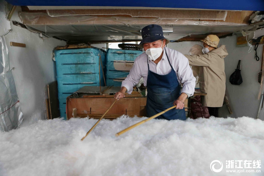 A cyclist broke the national record for the 50-kilometer race by 2 minutes