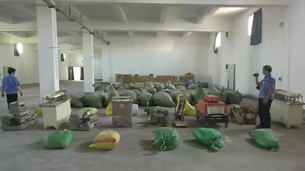 A hot air balloon made an emergency landing in a park with all passengers escaping unharmed