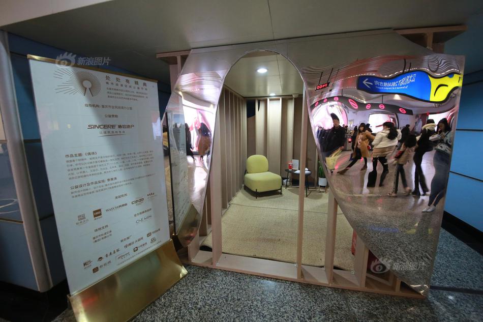 A museum hosted a night event with live music, art displays, and food trucks