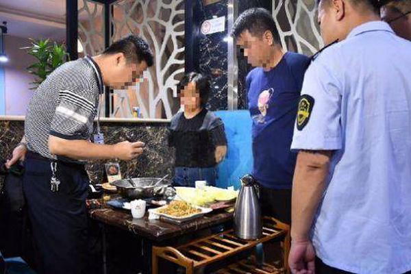 Coffee chain introduces new sustainable packaging for takeaway drinks