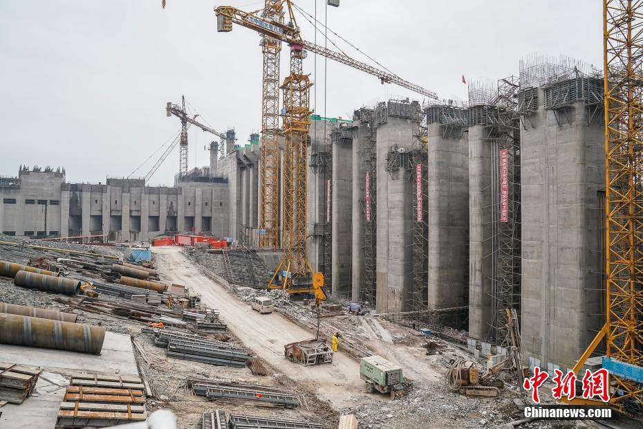 Major clothing retailers announced they will extend return windows for holiday purchases until February