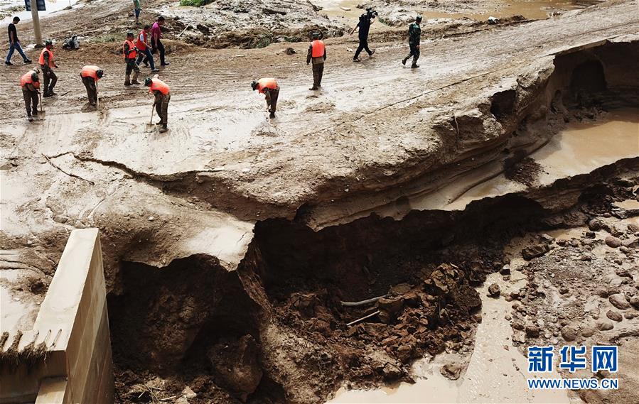 Toy store hosts craft day for kids to make stuffed animals