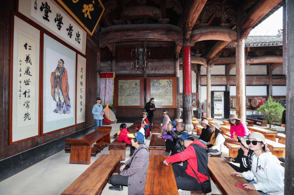 Teachers are learning to use virtual reality tools to make history lessons more engaging