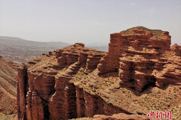 Archaeologists uncovered ancient artifacts including pottery and jewelry at a dig site