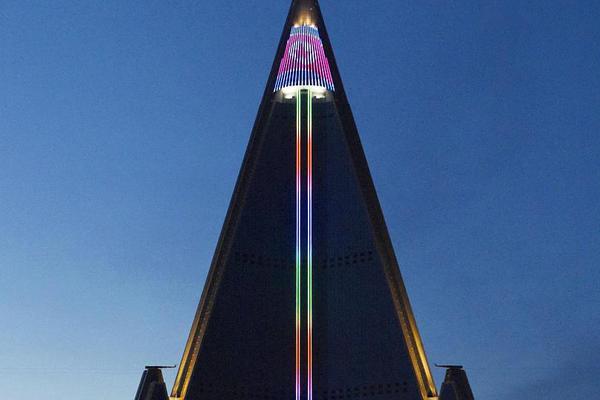 A coffee shop started using coffee grounds to make fertilizer for community gardens