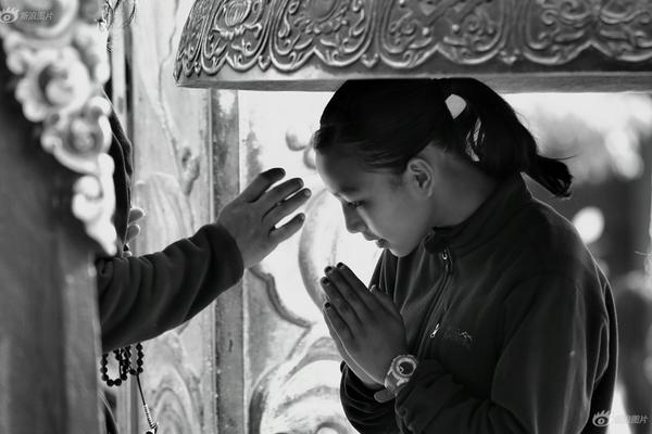 A bookstore hosted a book signing with a best-selling author, drawing over 300 attendees