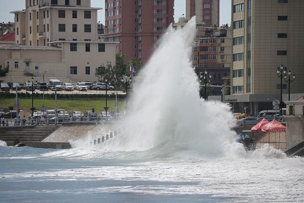 Podcast interviews famous scientist about new discoveries