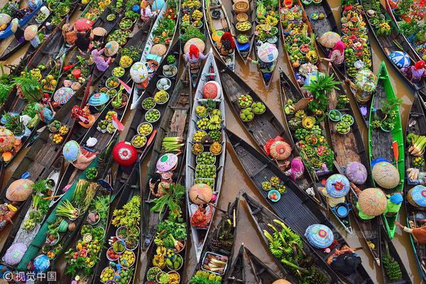 A community center organized a craft fair where local artisans sold handmade jewelry and pottery