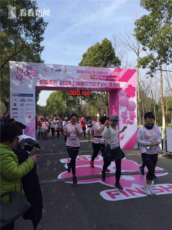 A bookstore hosted a book signing with a famous fantasy author drawing over 1000 fans