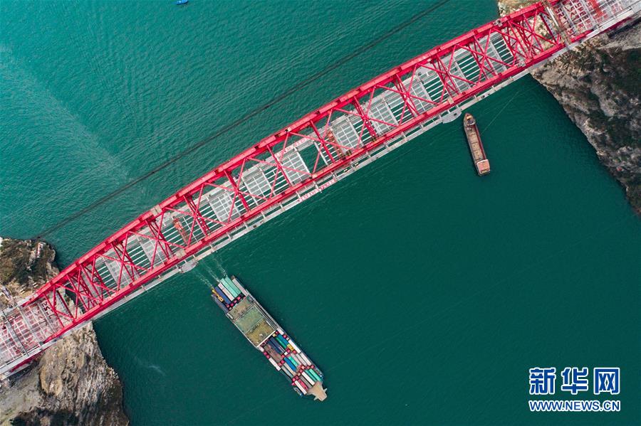 Electronics store offers trade in program for old devices towards new purchases