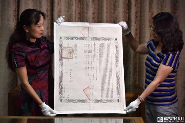 A bookstore hosted a book signing event with a best-selling author drawing hundreds of fans