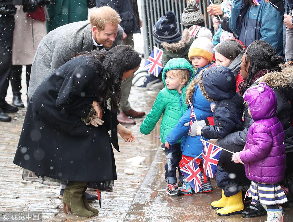 A famous singer performed a surprise concert for healthcare workers at a hospital
