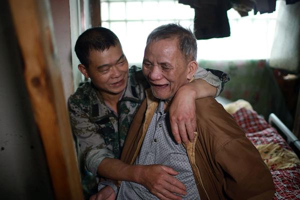 Hiking group discovers hidden waterfall in national forest during weekend trip