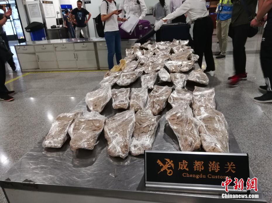 An international aid group delivered 10000 tons of food to a country facing famine due to conflict