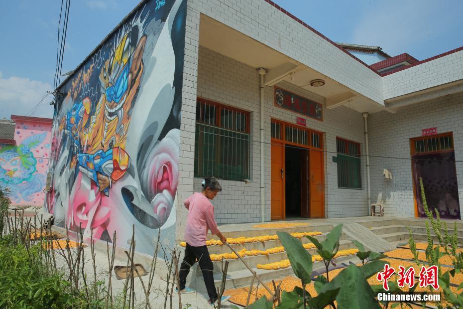 A famous painter’s exhibition drew large crowds to the art gallery