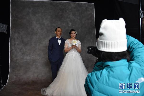 A bakery started making custom wedding cakes with 3D-printed sugar flowers