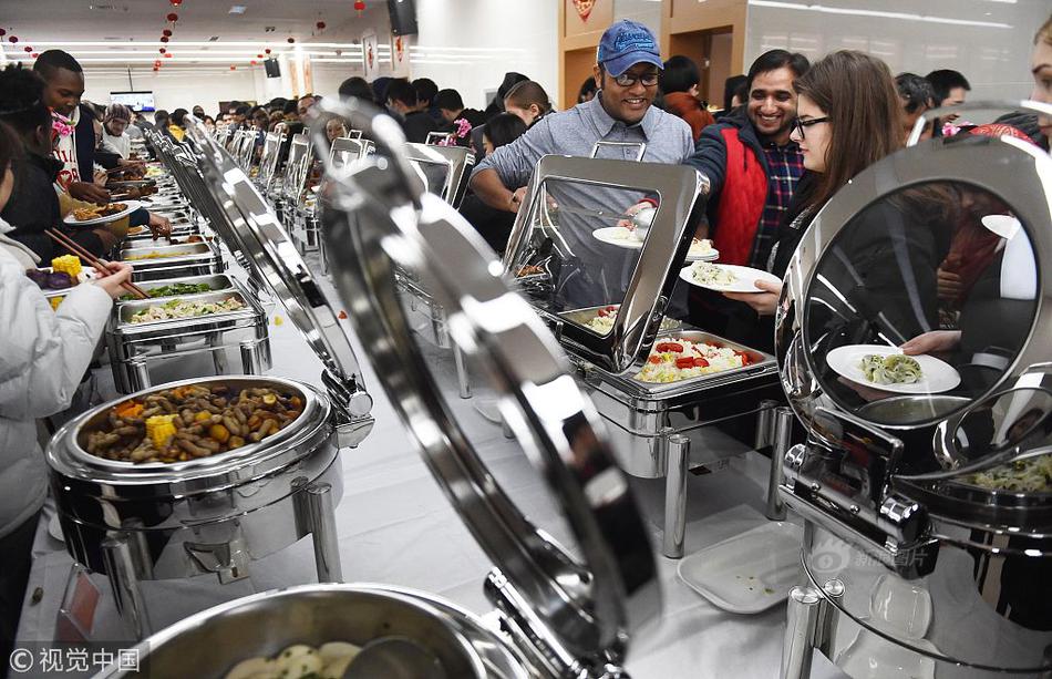 A famous chef opened a new restaurant in the city center specializing in fusion cuisine from around the world