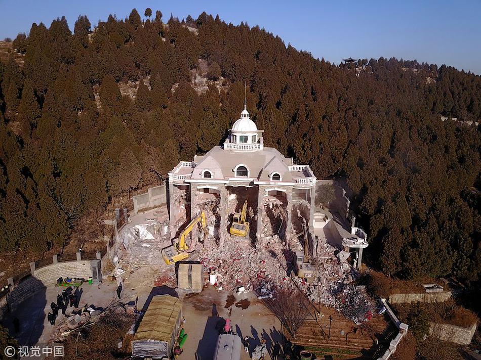 A musician performed a free concert in the park that was attended by over 600 people