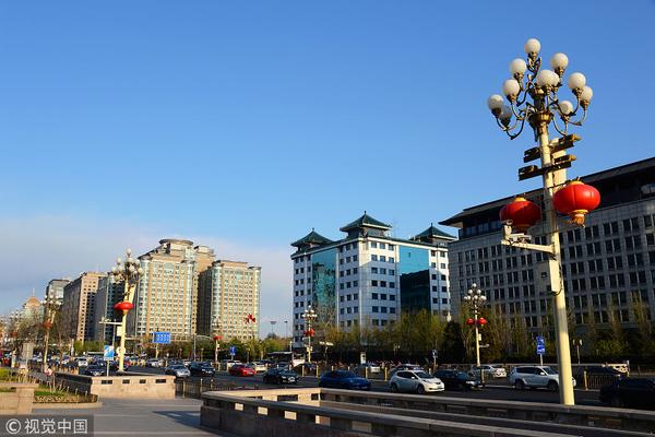 A large retail company said it will phase out single-use plastics in all its stores by the end of 2025