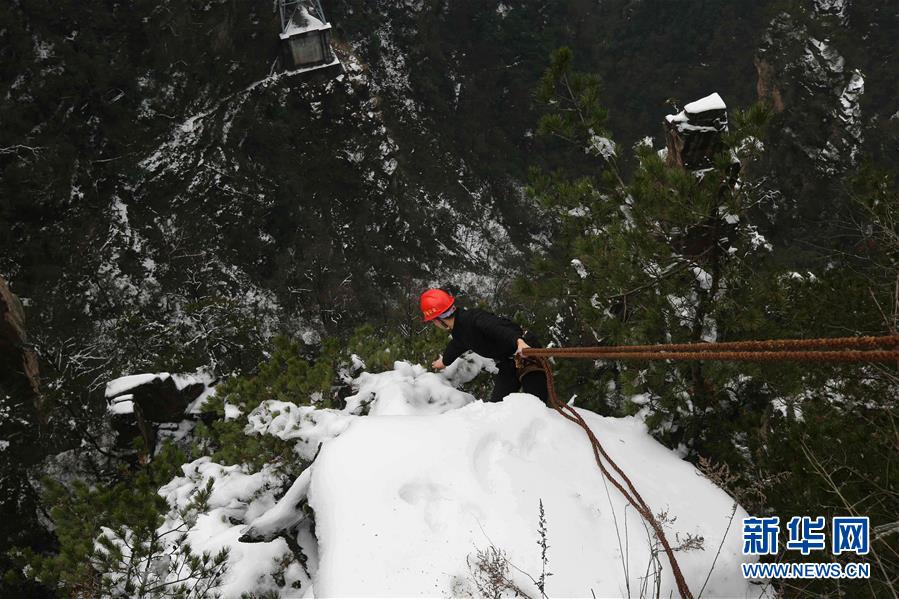 A grocery store added a salad bar and hot food section to compete with other local markets