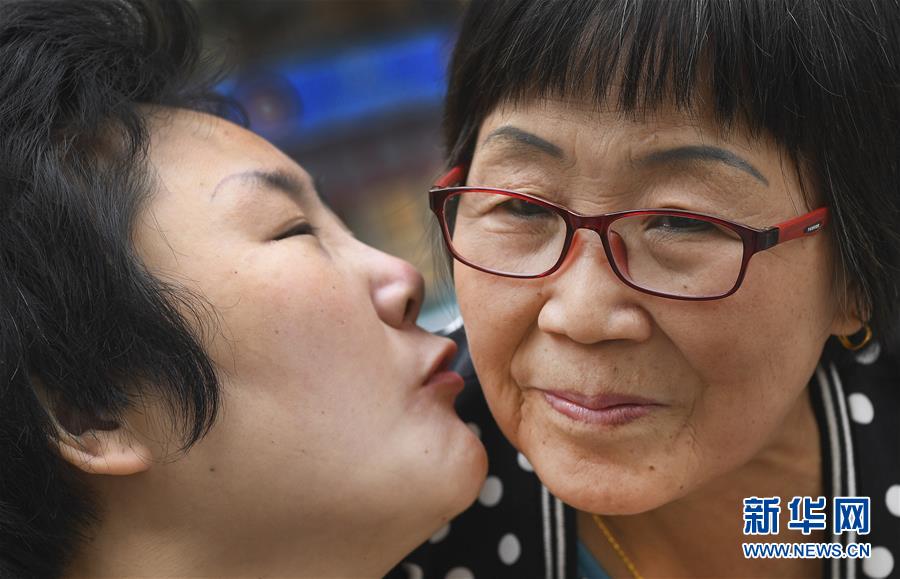 Study shows that eating nuts daily lowers risk of heart disease in middle aged adults