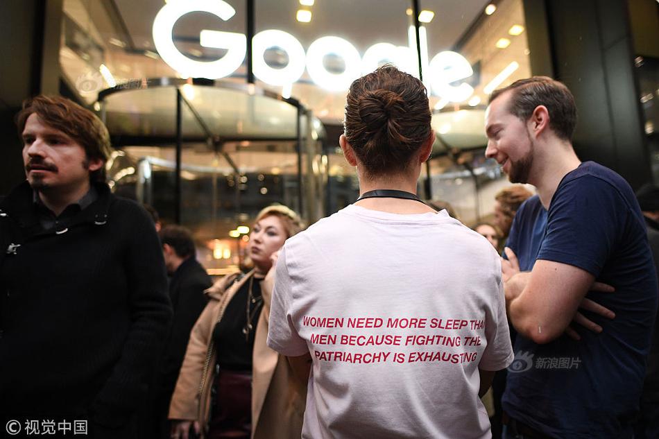 A community center offered free computer classes for seniors to help them use smartphones and tablets