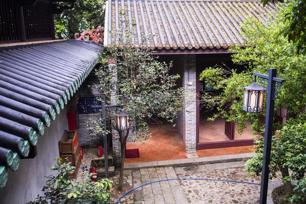 Coffee shop sources beans from fair-trade farms in Colombia