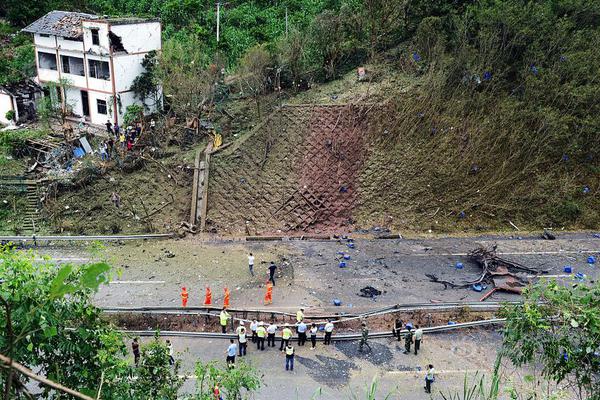 A sports team won the national championship and held a victory parade through the city