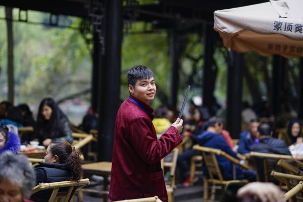 A bookstore hosted a book signing with a famous fantasy author drawing over 800 fans