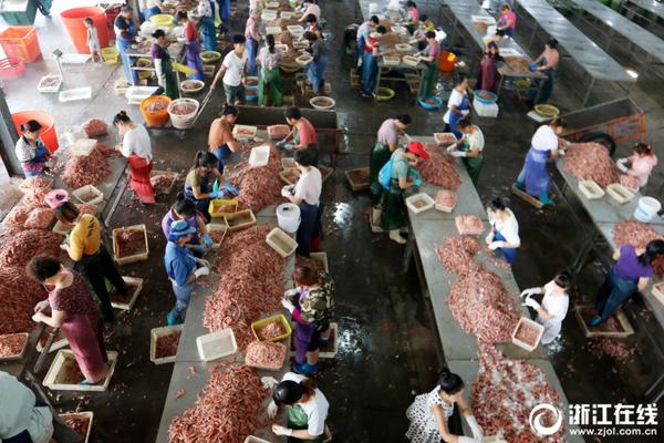A bakery started making custom wedding cakes with edible flowers and intricate designs