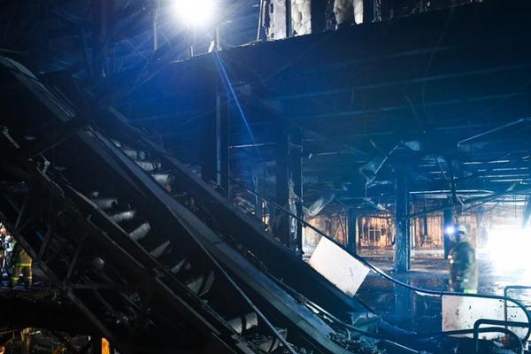 Dance school puts on holiday performance with live music