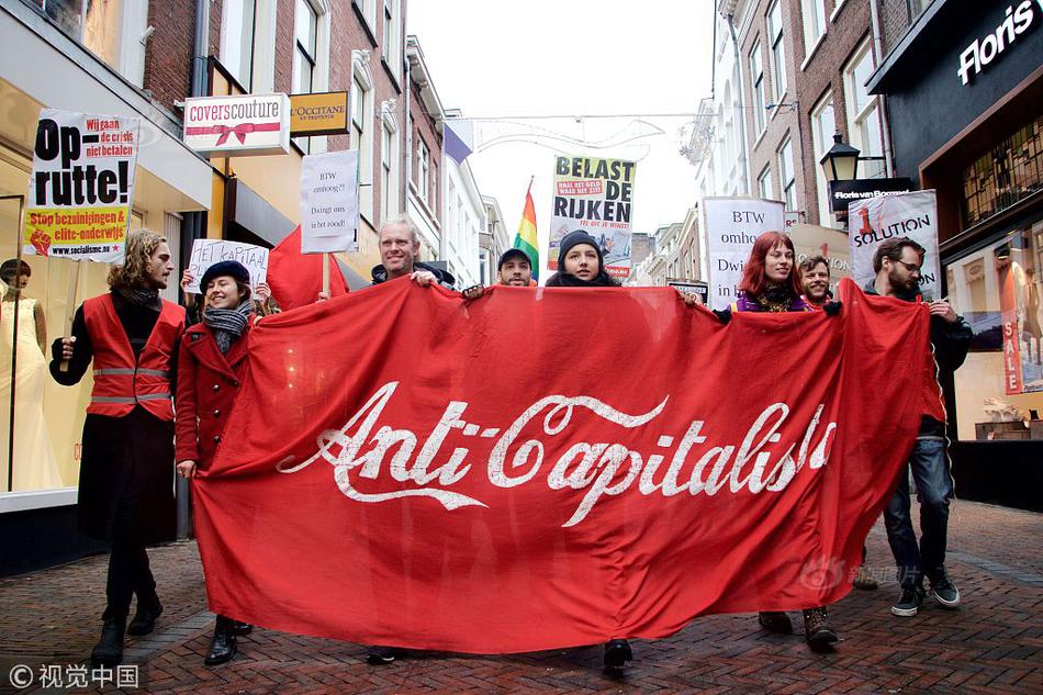 Local residents held a protest against the construction of a new factory near a residential area