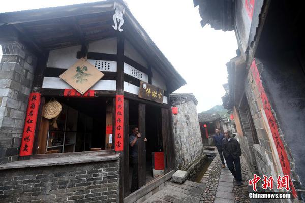 Pet sitting service offers dog walking and pet feeding services