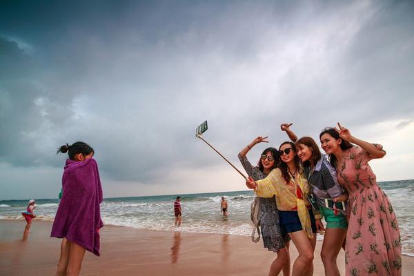 An international organization launched a campaign to provide clean drinking water to 500000 people in drought-stricken areas