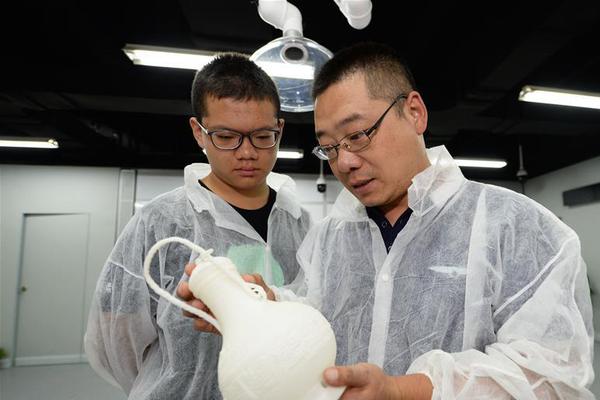 A new virtual reality (VR) headset was released that weighs 50% less than previous models reducing user fatigue