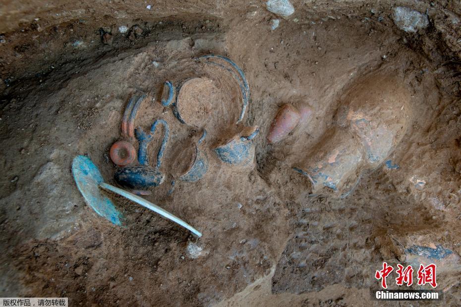 Archaeologists uncovered a 3000-year-old tomb containing ancient jewelry and pottery in Egypt