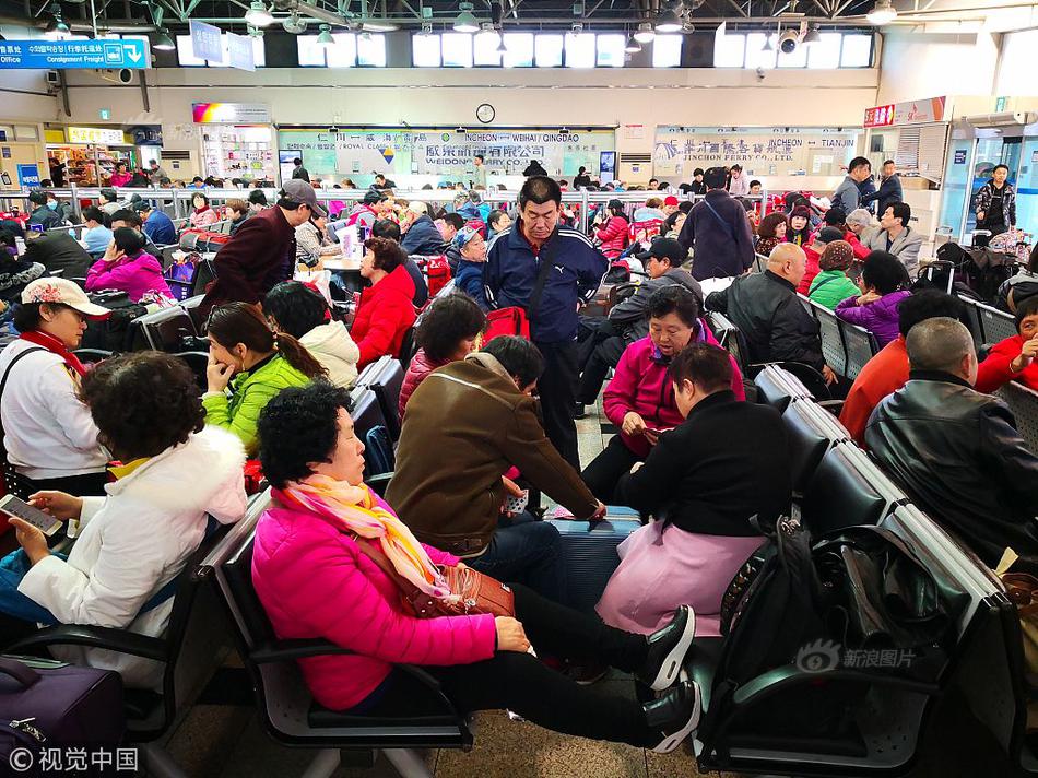 A airline offered free checked bags for families traveling with children under 12