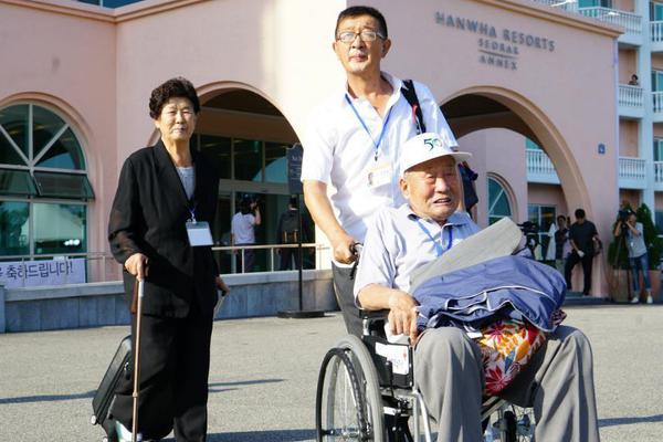 Softball team wins tournament and qualifies for national competition