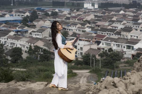 A musician performed at a benefit concert that raised $20000 for disaster relief