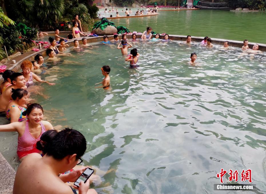 Weather forecasters warned of a cold snap that will bring freezing temperatures to the northern states