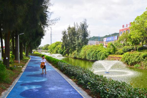 A fire department conducted a water rescue drill on a local lake