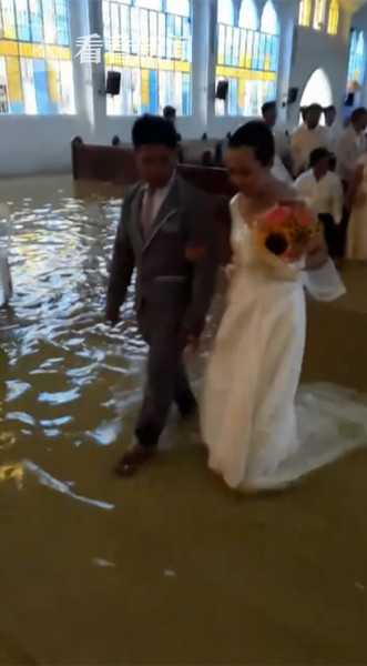 Candle store hosts workshop on making homemade candles with natural wax