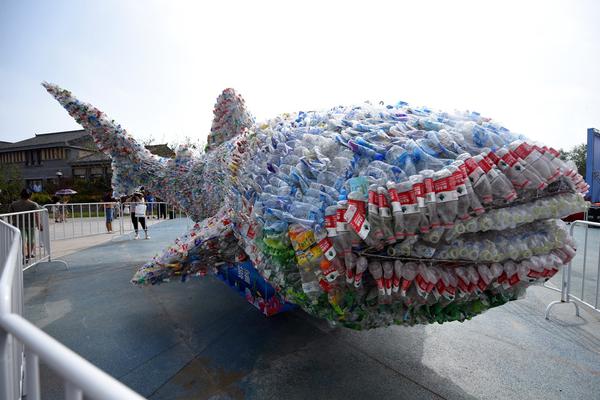 A large-scale wildfire in the western region was contained after five days of efforts by hundreds of firefighters.