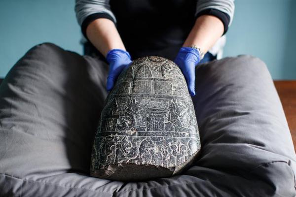 A museum hosted a lecture by a renowned archaeologist about recent discoveries in ancient ruins