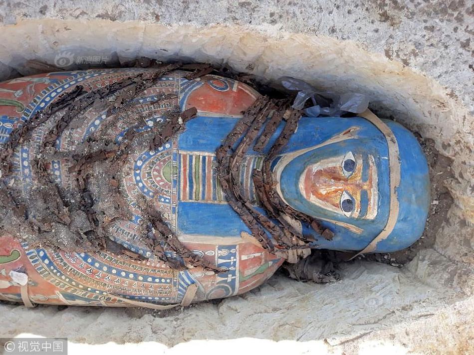 Music label signs rising star after viral performance on social media